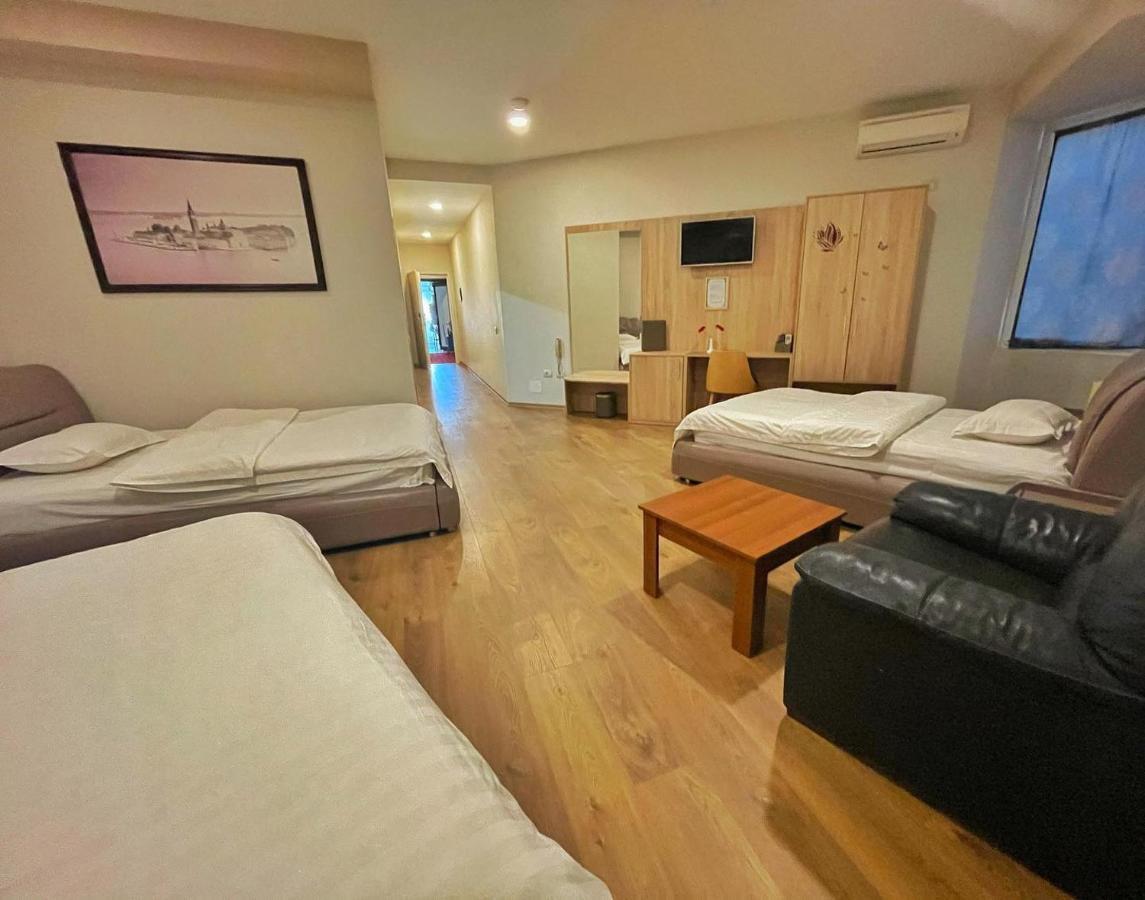 Park Hotel Tirana Yzberish ภายนอก รูปภาพ